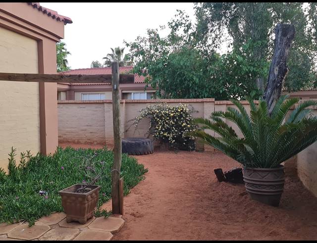 3 BEDROOM TOWNHOUSE TO LET IN LANGENHOVENPARK